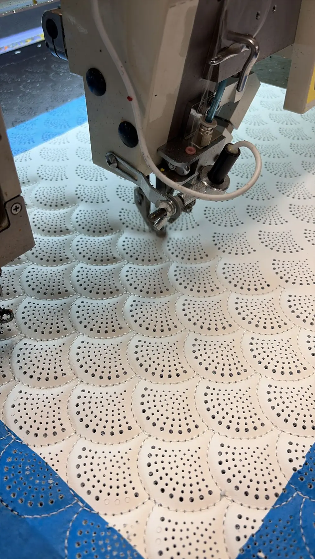 Capul utilajului Damar Custom executând perforația pe material