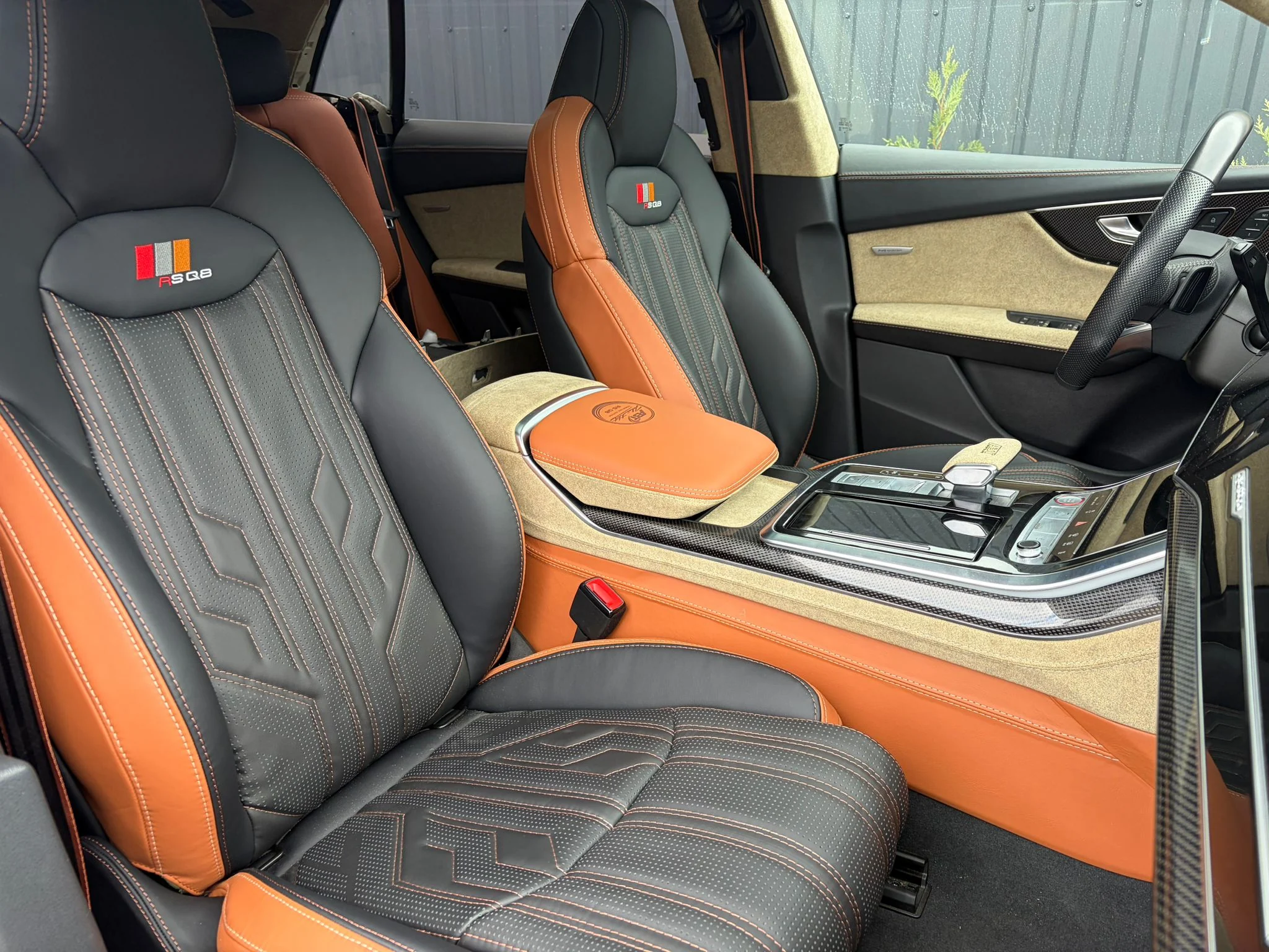 Interior Audi RSQ8 retapițat în portocaliu și negru de Damar Custom