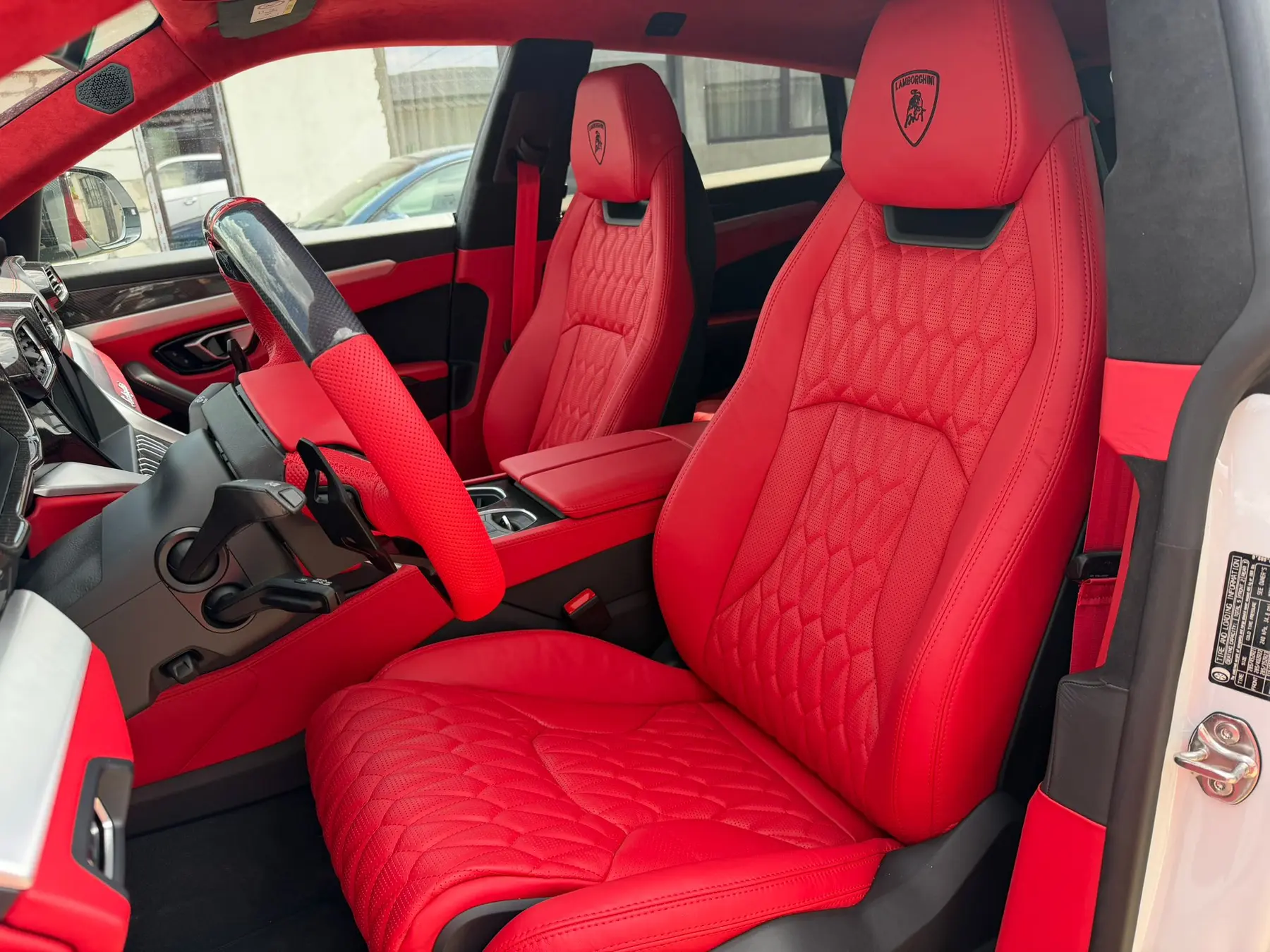 Scaune Lamborghini cu tapițerie roșie, perforații și cusături personalizate, realizate de Damar Custom